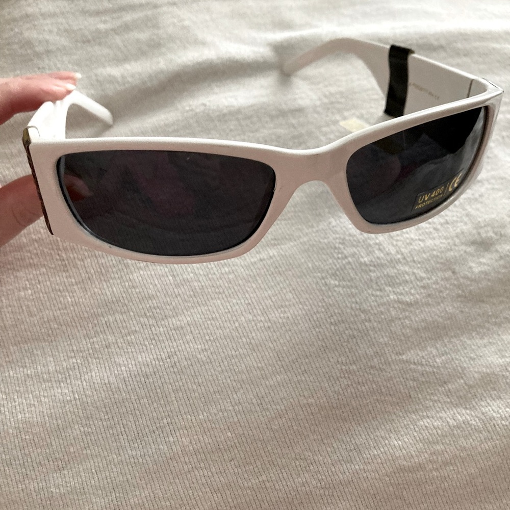 White Sunglasses with skulls (new) unisex